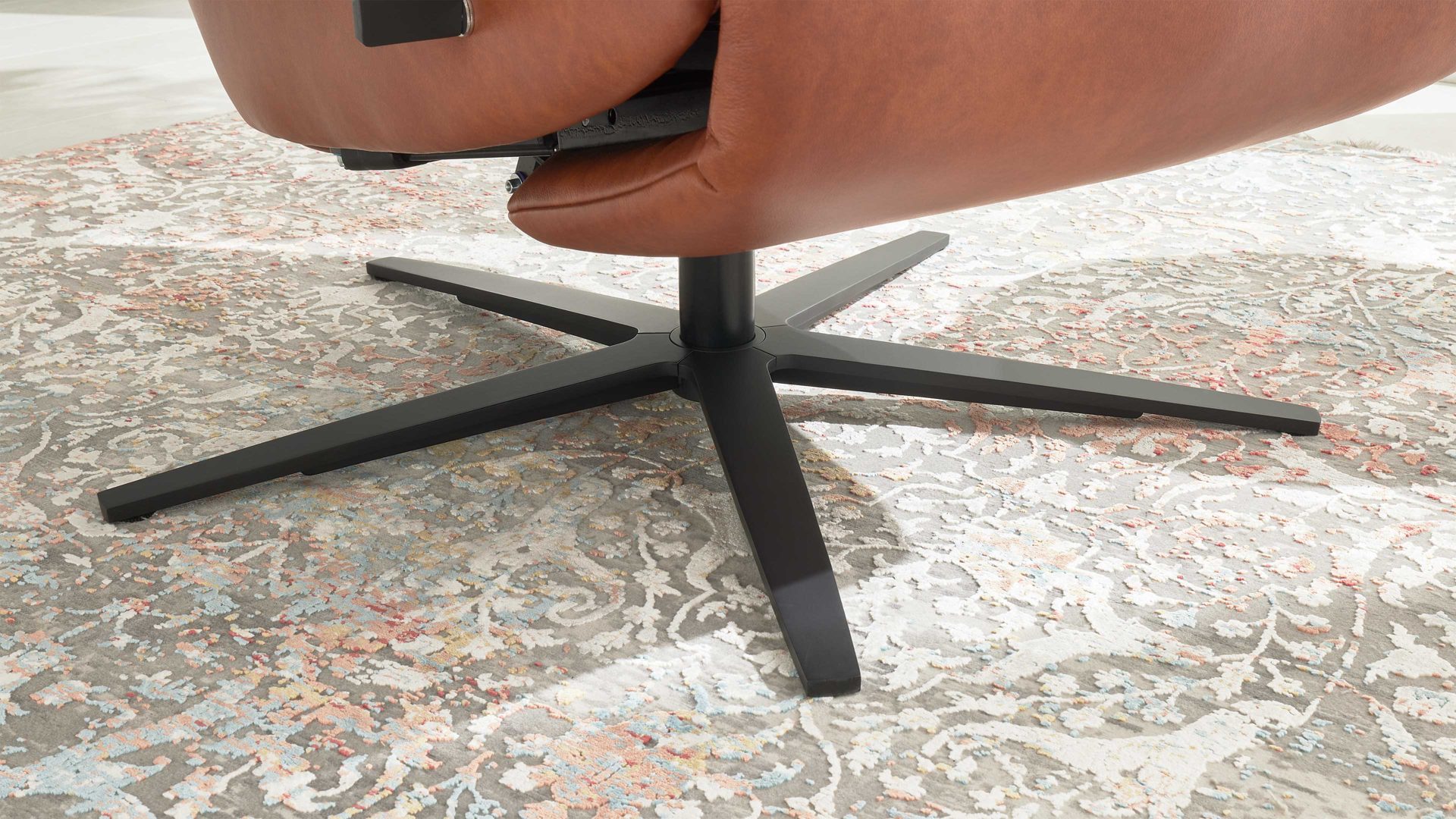 Relaxsessel Interliving aus Leder in Hellbraun Interliving Sofa Serie 4541 – Relaxsessel C manuell - cognacfarbenes LongLife-Leder Cloudy & Sternfuß V4S