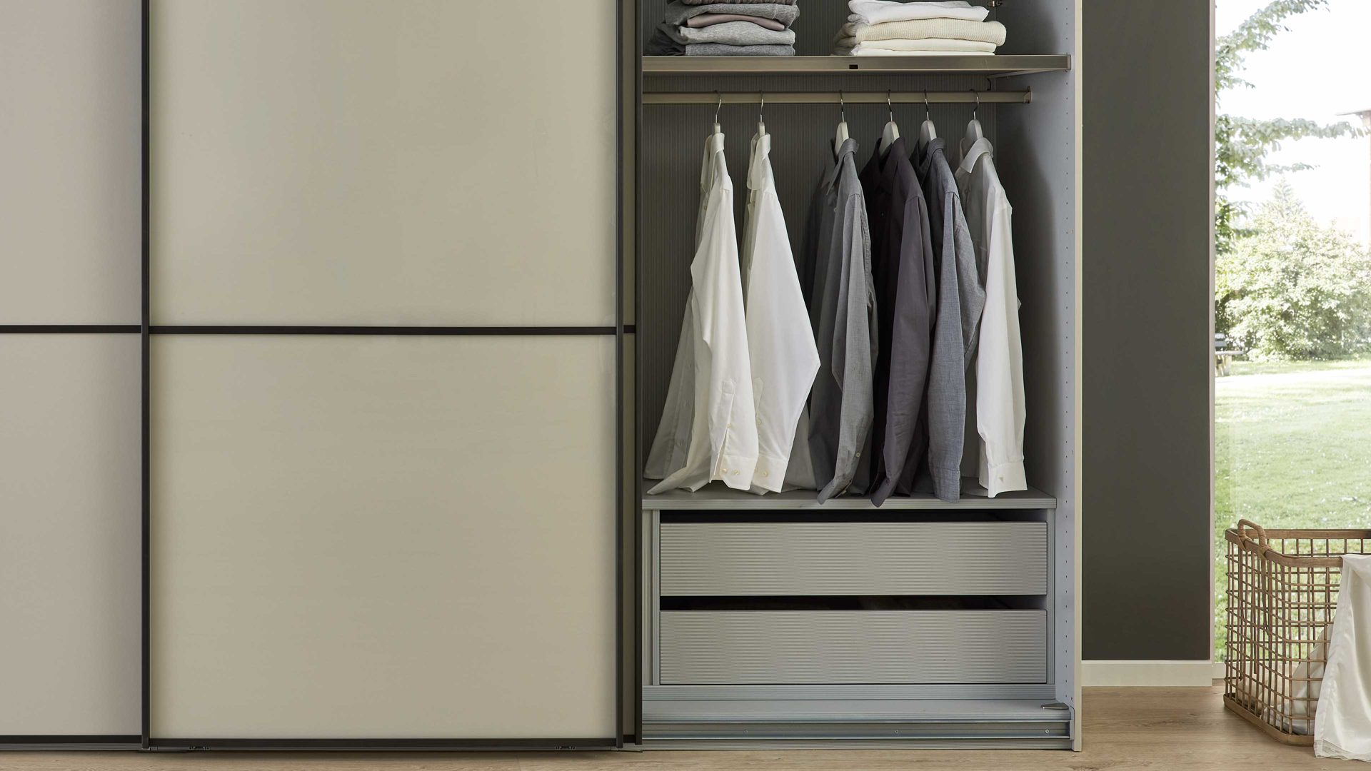 Kleiderschrank Interliving aus Holz in Hellgrau Interliving Kleiderschrank Serie 1205 – Schwebetürenschrank 637 Champagner & Schiefer – drei Türen, Breite ca. 300 cm