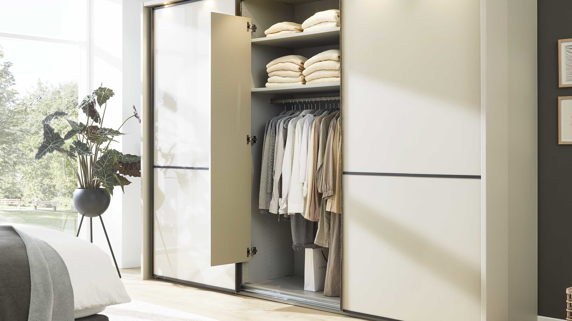 Kleiderschrank Interliving aus Holz in Hellgrau Interliving Kleiderschrank Serie 1205 – Schwebetürenschrank 637 Champagner & Schiefer – drei Türen, Breite ca. 300 cm