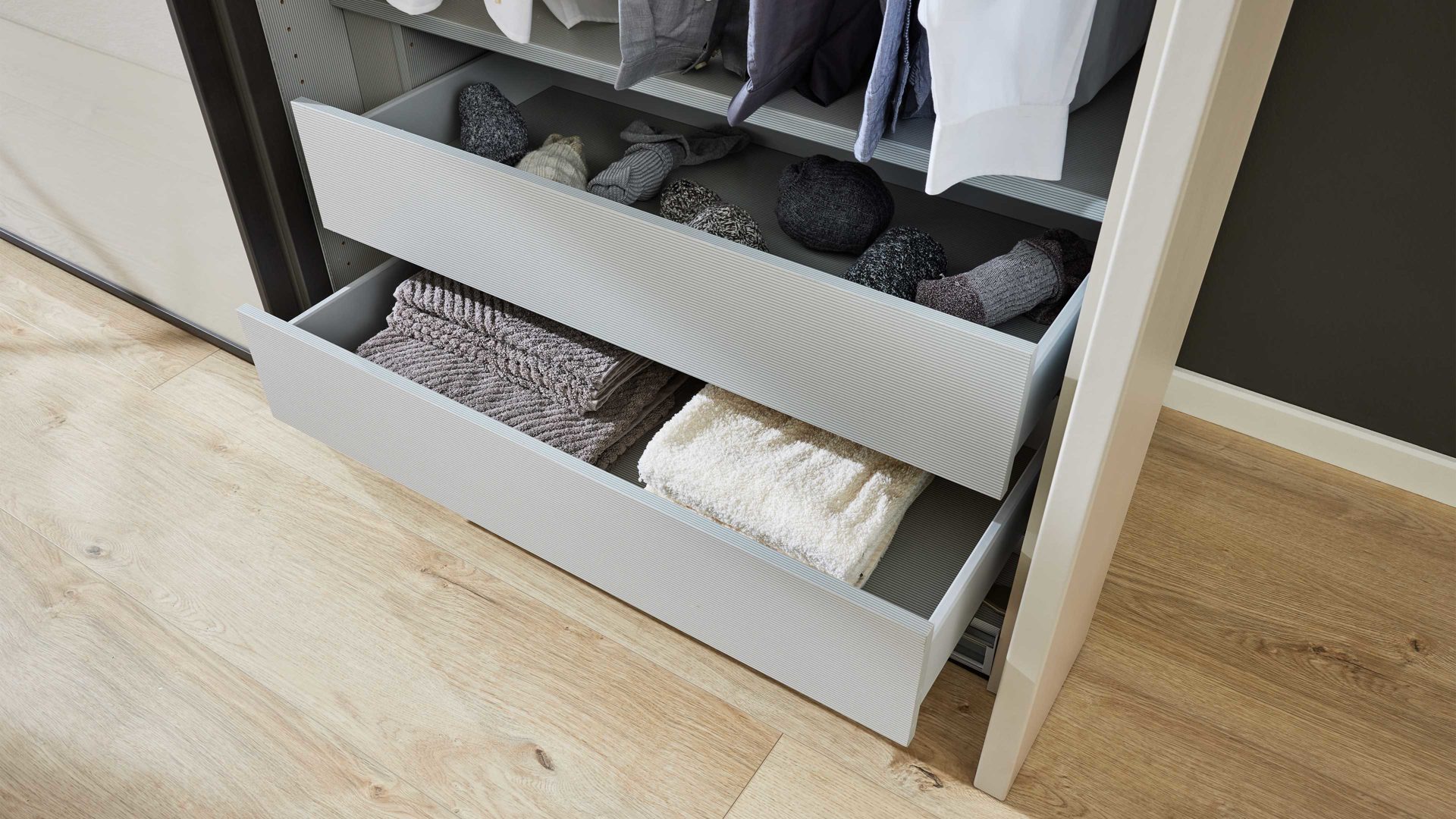 Kleiderschrank Interliving aus Holz in Hellgrau Interliving Kleiderschrank Serie 1205 – Schwebetürenschrank 637 Champagner & Schiefer – drei Türen, Breite ca. 300 cm