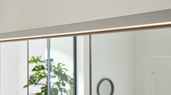 Kleiderschrank Interliving aus Holz in Weiß Interliving Kleiderschrank Serie 1205 – Falttürenschrank Weiß & Kieselgrau – sechs Türen, vier Schubladen, Breite ca. 300 cm