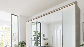 Kleiderschrank Interliving aus Holz in Weiß Interliving Kleiderschrank Serie 1205 – Falttürenschrank Weiß & Kieselgrau – sechs Türen, vier Schubladen, Breite ca. 300 cm