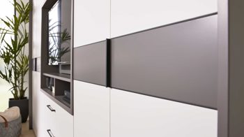 Kleiderschrank Interliving aus Holz in Grau Interliving Kleiderschrank Serie 1207 – Kleiderschrank mit TV-Nische Weiß & Manhattan – sechs Türen, zwei Schubladen, Breite ca. 302 cm
