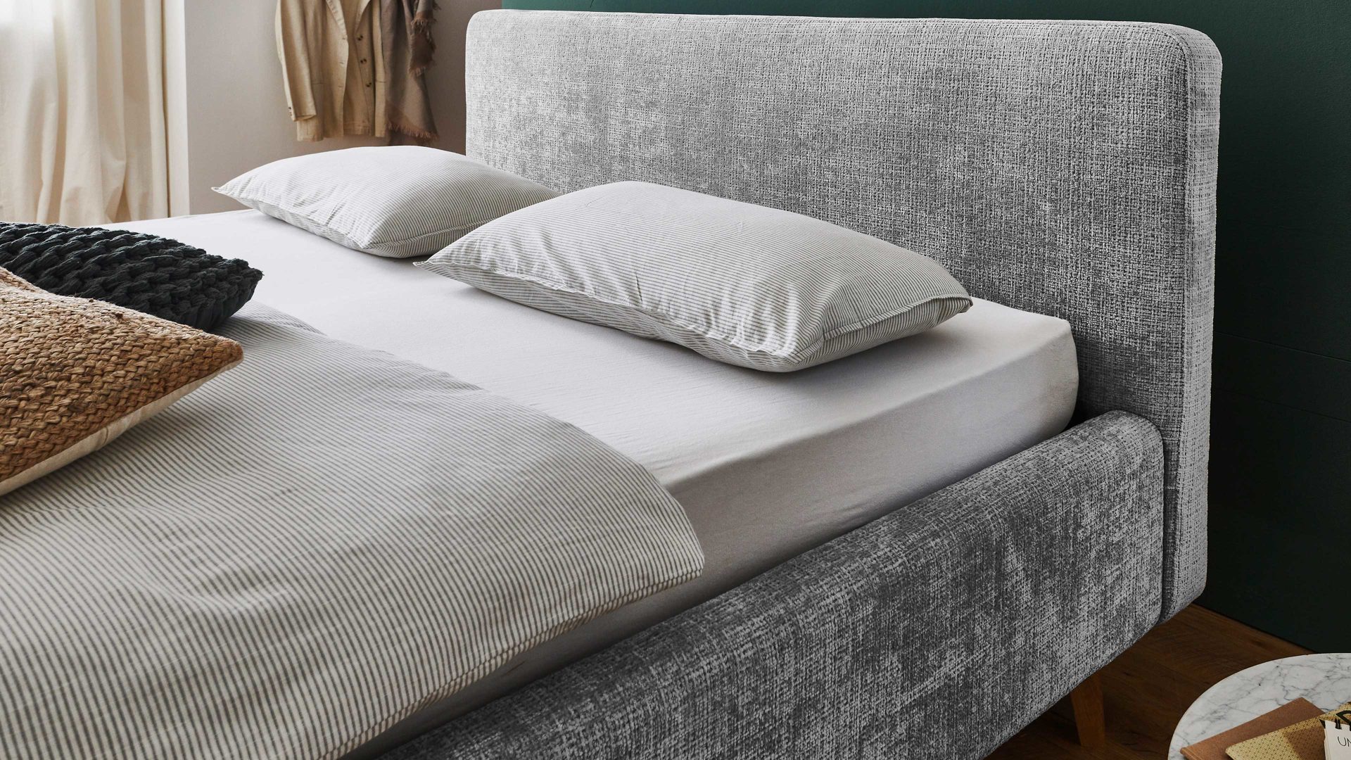 Bettgestell Meise.möbel aus Stoff in Grau Polsterbettgestell Mattis mit Bettkasten grauer Chenille Bezug Yunus 20 & Holzfüße - Liegefläche ca. 180 x 200 cm