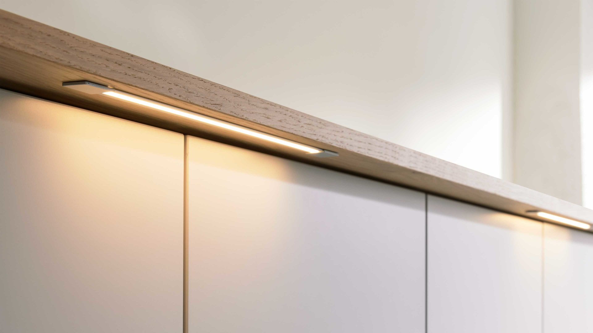 Möbelbeleuchtung Interliving aus Kunststoff in Weiß Interliving Kleiderschrank Serie 1207 – Stab-Beleuchtungs-Set 90353 dreiteilig