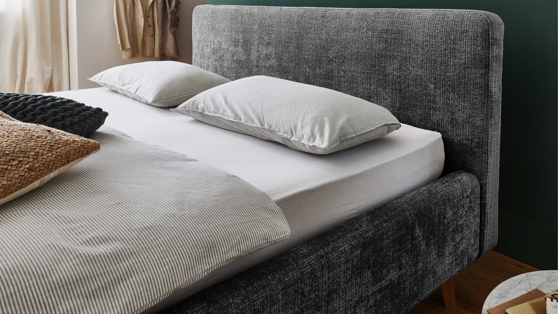 Bettgestell Meise.möbel aus Stoff in Anthrazit Polsterbettgestell Mattis mit Bettkasten anthrazitfarbener Chenille Bezug Yunus 23 & Holzfüße - Liegefläche ca. 160 x 200 cm