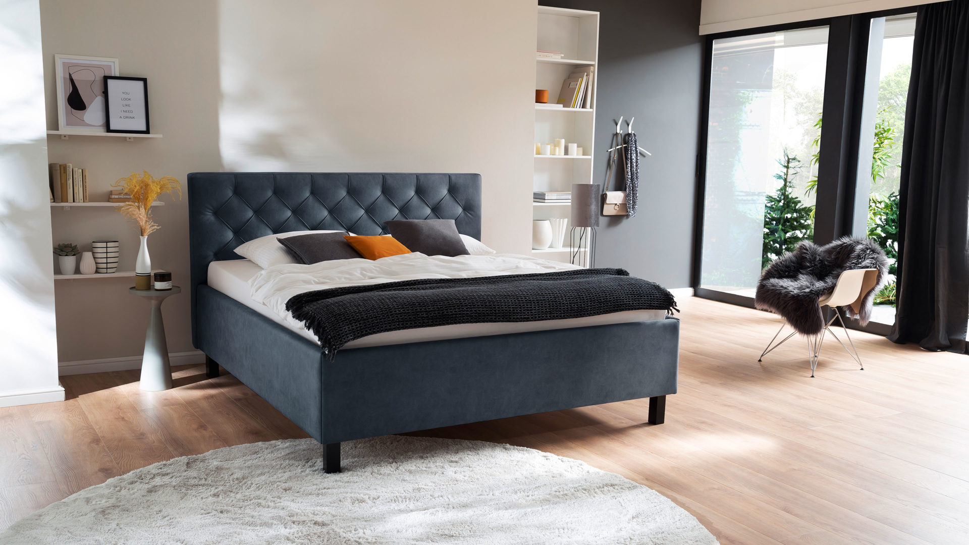 Polsterbett Meise.möbel aus Stoff in Blau Polsterbett San Remo mit Bettkasten taubenblauer Bezug Bulus 16 & schwarze Holzfüße - Liegefläche ca. 180 x 200 cm