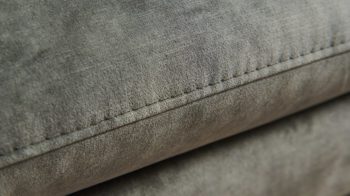 Polsterhocker modulmaster aus Stoff in Dunkelgrün Modulmaster MM-ZE1162 - XXL-Polsterhocker moosfarbener Velours Amria & schwarze Metallfüße - ca. 126 x 64 cm