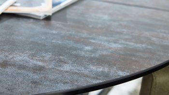 Tischgruppe Interliving aus Keramik in Dunkelgrau Interliving Esszimmer Serie 5104 – Essgruppe mit Ausziehtisch farngrüne Mikrofaser Fern, dunkelgraue Tischplatte Industrial & schwarzes Metall