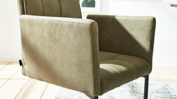 Tischgruppe Interliving aus Keramik in Dunkelgrau Interliving Esszimmer Serie 5104 – Essgruppe mit Ausziehtisch farngrüne Mikrofaser Fern, dunkelgraue Tischplatte Industrial & schwarzes Metall