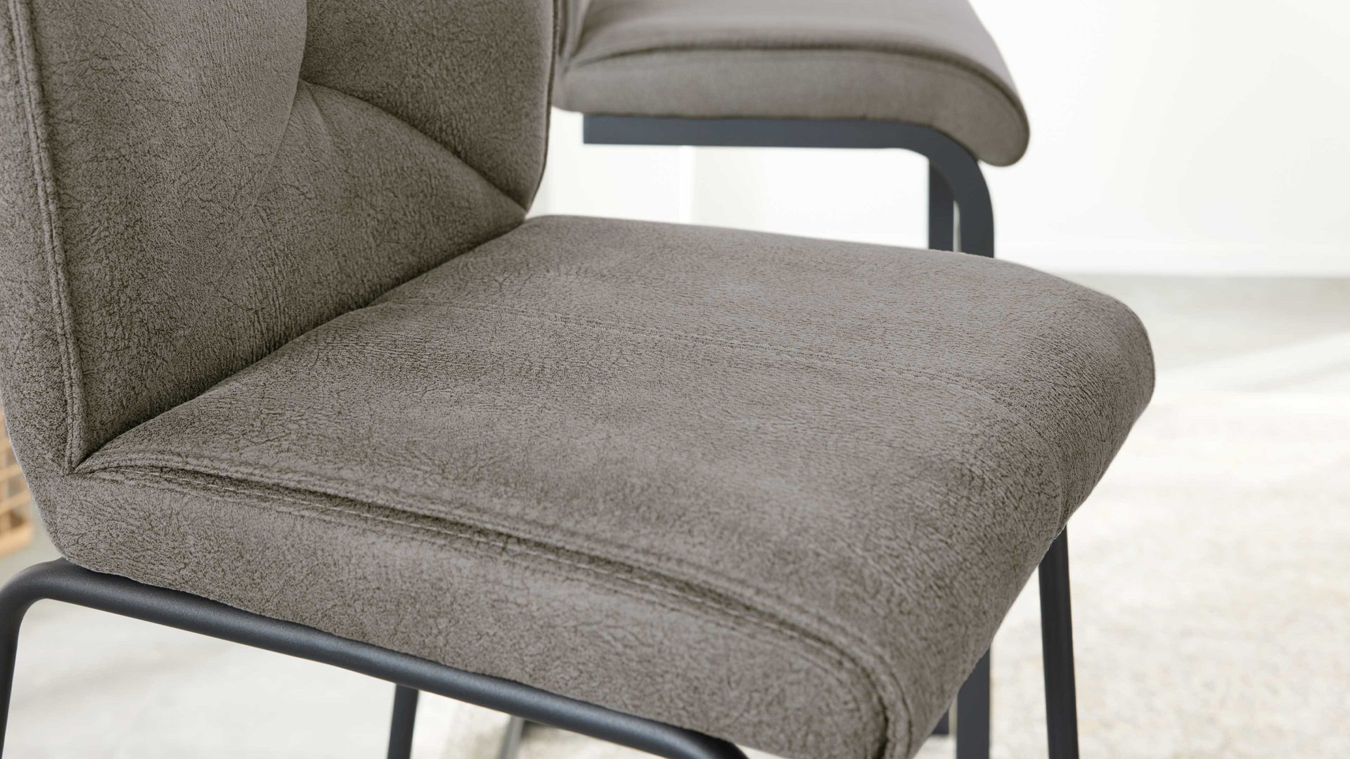 Barstuhl Interliving aus Kunstfaser in Dunkelgrau Interliving Esszimmer Serie 5104 – Barstuhl dunkelgraue Mikrofaser Onyx & mattschwarzes Rundrohr
