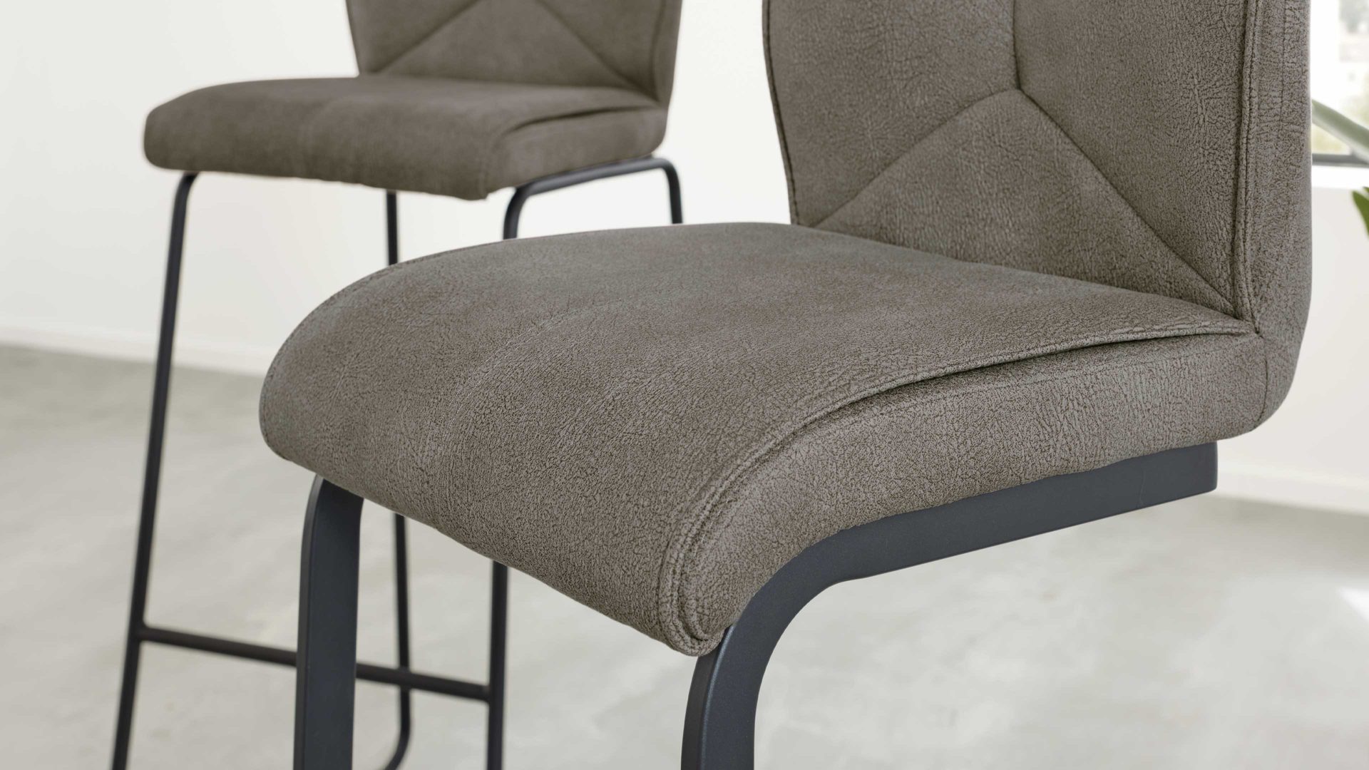 Barstuhl Interliving aus Kunstfaser in Dunkelgrau Interliving Esszimmer Serie 5104 – Barstuhl dunkelgraue Mikrofaser Onyx & mattschwarzes Vierkantrohr
