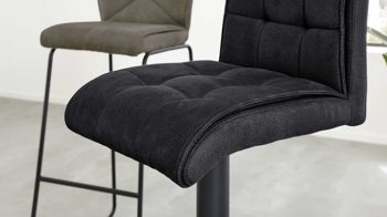 Barstuhl Interliving aus Kunstfaser in Schwarz Interliving Esszimmer Serie 5104 – Barstuhl mit Drehfunktion carbonschwarze Mikrofaser Night & mattschwarzer Tellerfuß