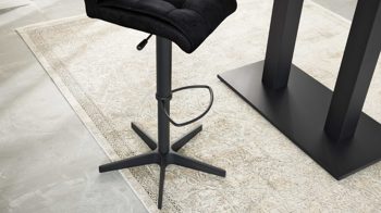 Barstuhl Interliving aus Kunstfaser in Schwarz Interliving Esszimmer Serie 5104 – Barstuhl mit Drehfunktion carbonschwarze Mikrofaser Night & mattschwarzer Sternfuß