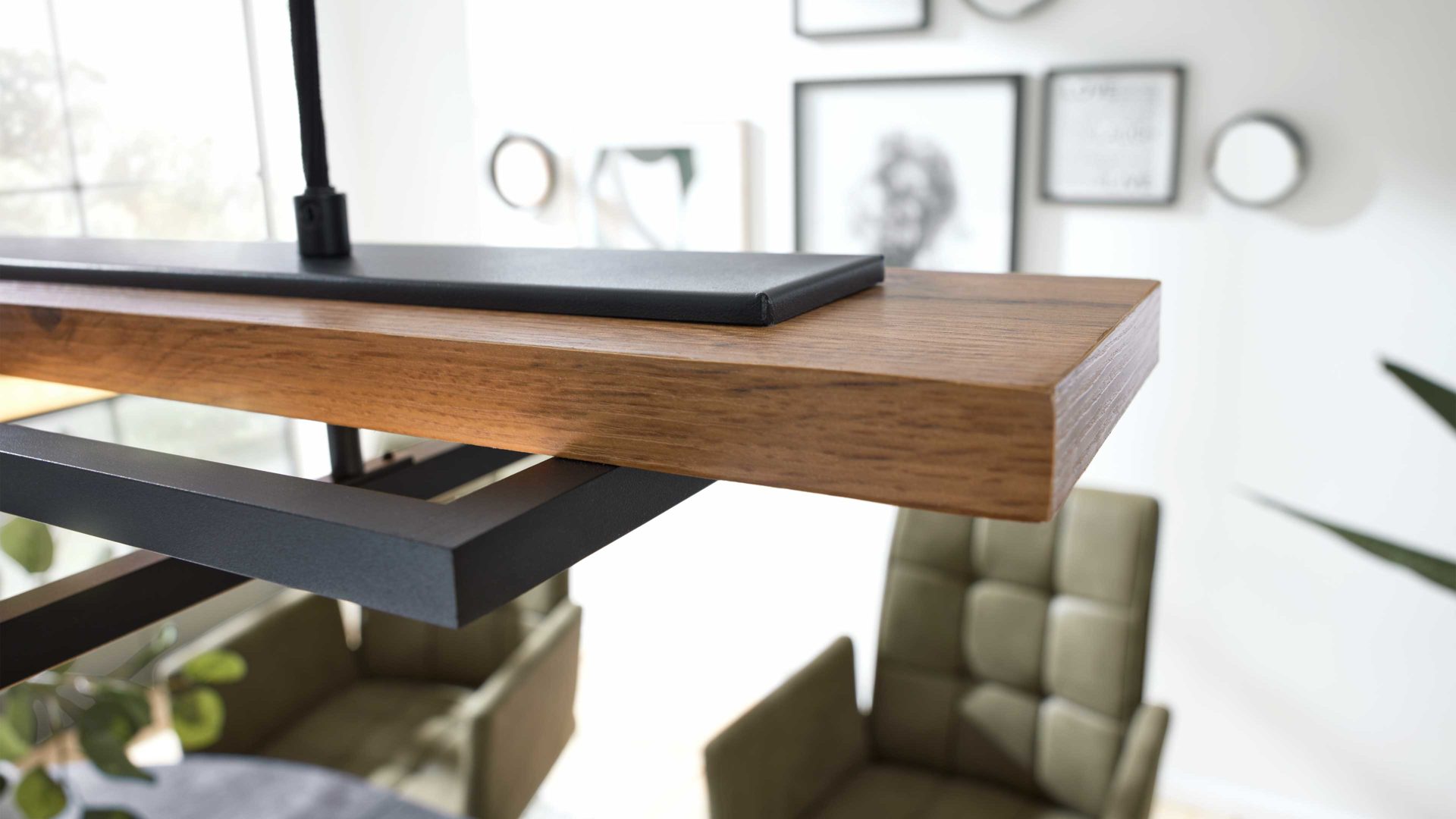 Pendelleuchte Interliving aus Metall in Schwarz Interliving Leuchten Serie 9342 - Hängelampe dunkles Holz & mattschwarzes Metall - Länge ca. 125 cm