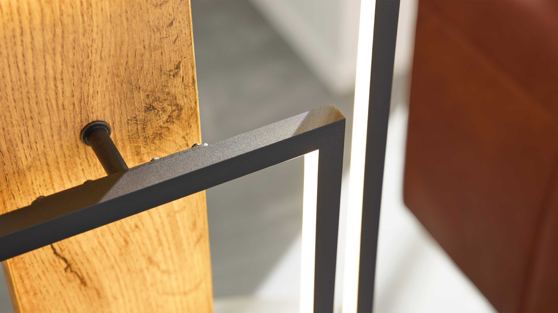 Tischleuchte Interliving aus Metall in Schwarz Interliving Leuchten Serie 9342 - Tischlampe dunkles Holz & mattschwarzes Metall - Höhe ca. 62 cm