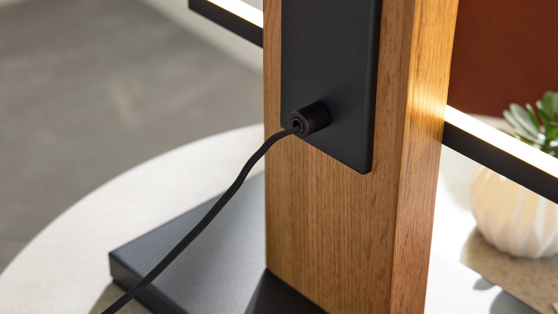 Tischleuchte Interliving aus Metall in Schwarz Interliving Leuchten Serie 9342 - Tischlampe dunkles Holz & mattschwarzes Metall - Höhe ca. 62 cm