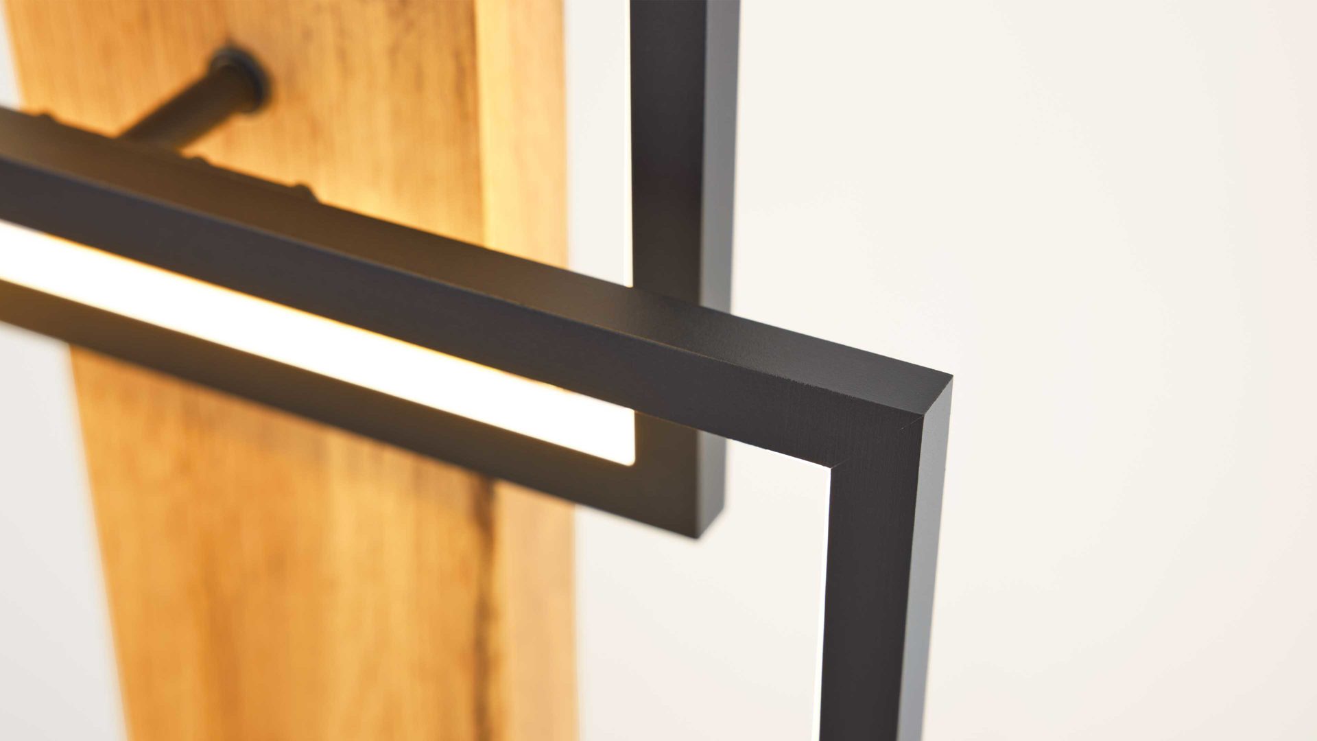 Stehleuchte Interliving aus Metall in Schwarz Interliving Leuchten Serie 9342 - Stehlampe dunkles Holz & mattschwarzes Metall - Höhe ca. 160 cm