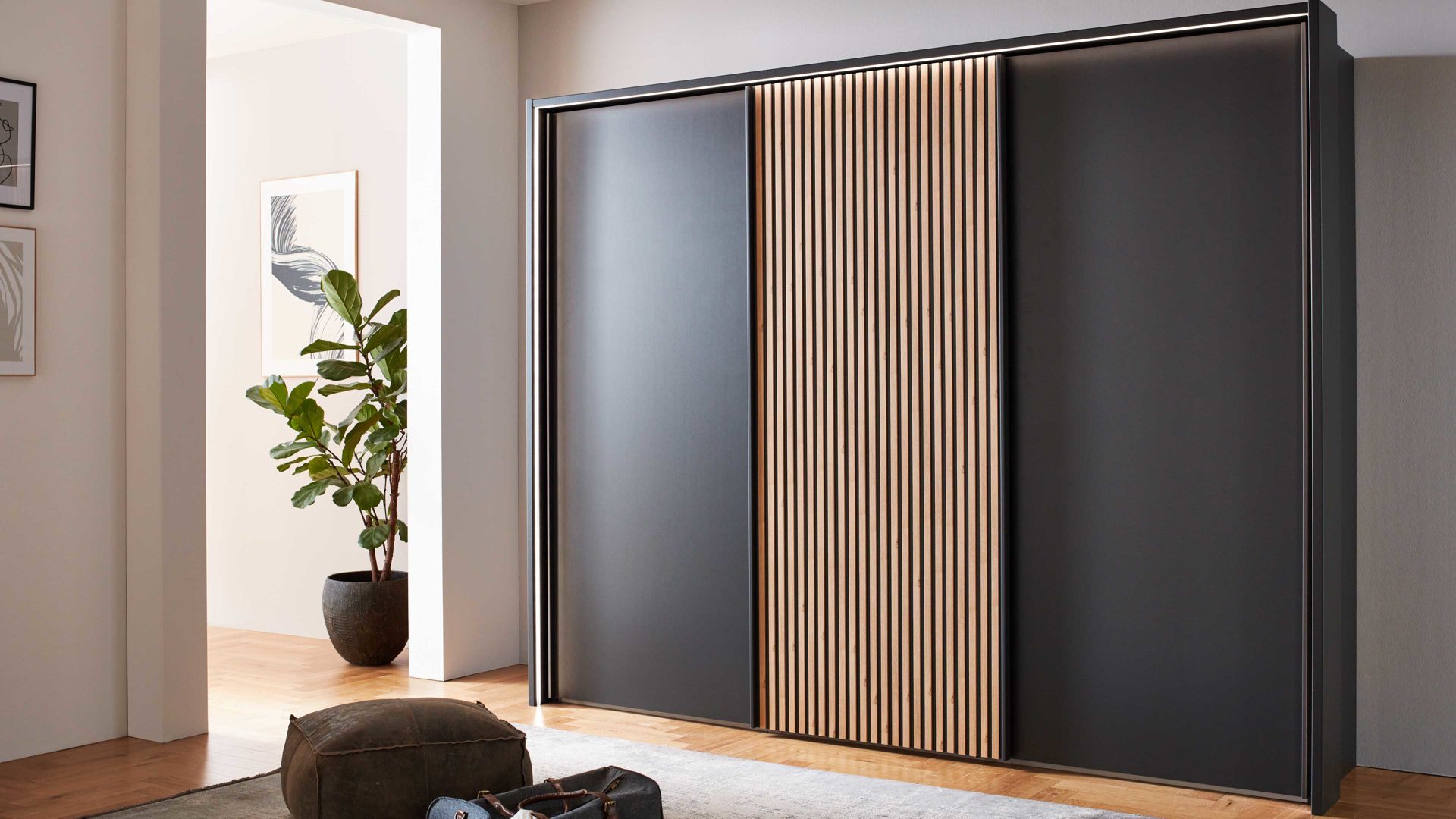 Kleiderschrank Wiemann | oeseder aus Holz in Dunkelgrau WIEMANN Schlafzimmerserie Denver - Schwebetürenschrank Graphit & Eiche Bianco - drei Türen, Breite ca. 250 cm