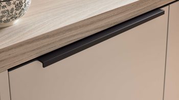 Einbauküche WERT KÜCHE® aus Holz in Beige WERT KÜCHE® Nora mit Constructa Einbaugeräten Sandgrau & Esche nordic – zweizeilig