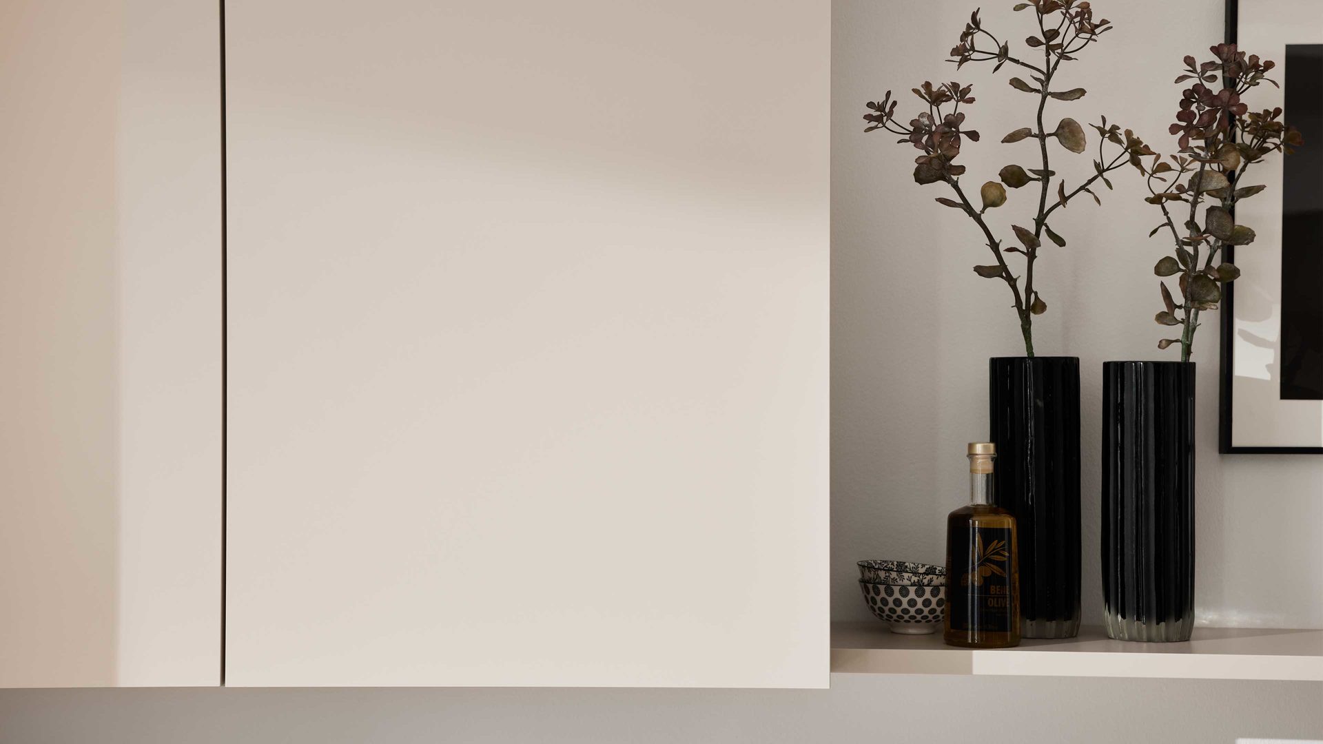 Einbauküche WERT KÜCHE® aus Holz in Hellgrau WERT KÜCHE® Nora mit Constructa Einbaugeräten Sandgrau & Esche nordic – zweizeilig