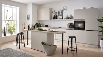 Einbauküche WERT KÜCHE® aus Holz in Beige WERT KÜCHE® Nora mit Constructa Einbaugeräten Sandgrau & Esche nordic – zweizeilig