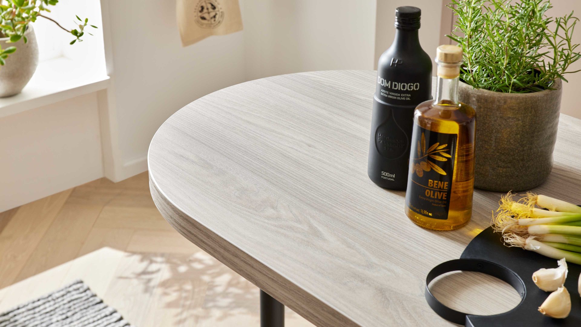 Einbauküche WERT KÜCHE® aus Holz in Hellgrau WERT KÜCHE® Nora mit Constructa Einbaugeräten Sandgrau & Esche nordic – zweizeilig