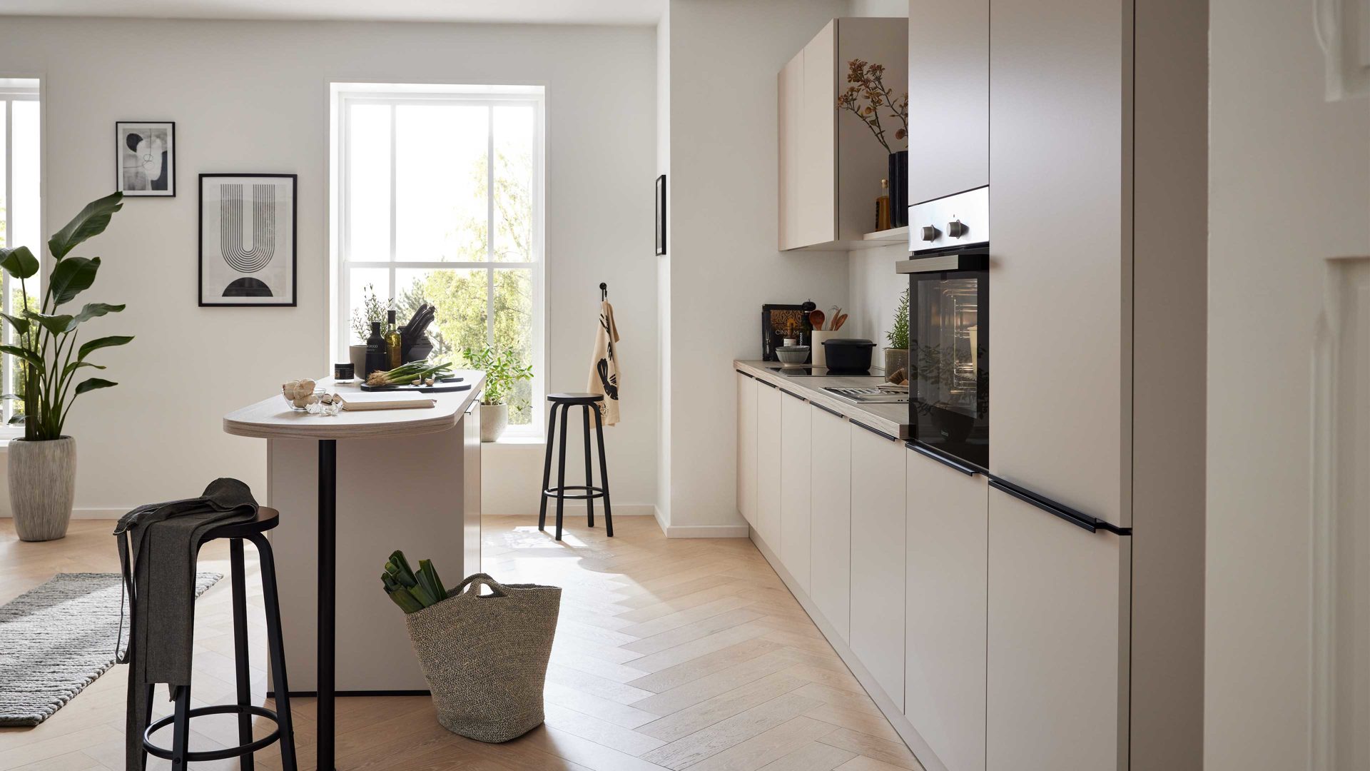 Einbauküche WERT KÜCHE® aus Holz in Beige WERT KÜCHE® Nora mit Constructa Einbaugeräten Sandgrau & Esche nordic – zweizeilig