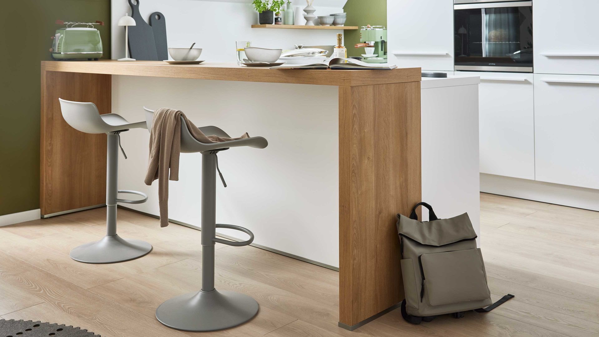 Einbauküche WERT KÜCHE® aus Holz in Weiß WERT KÜCHE® Nora mit privileg Einbaugeräten Kristallweiß & Aurora Eiche – Stellfläche ca. 299 x 275 cm