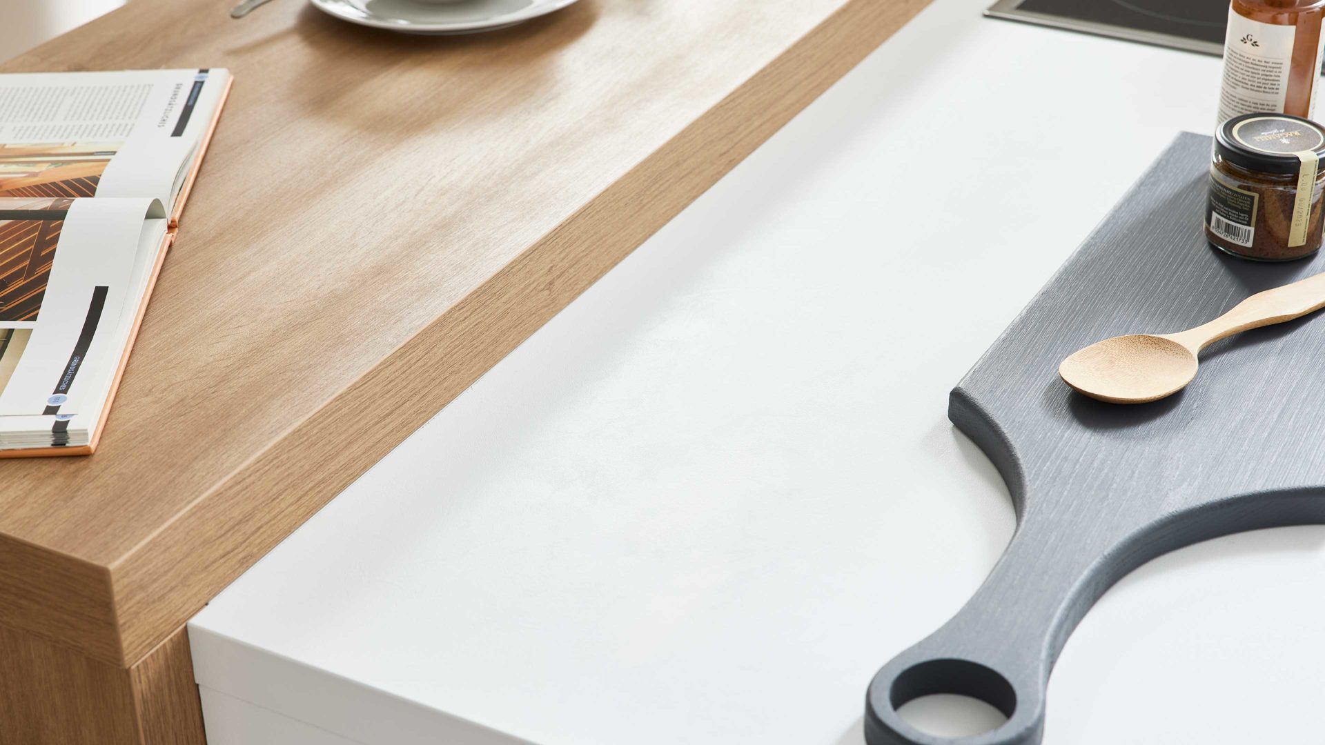 Einbauküche WERT KÜCHE® aus Holz in Weiß WERT KÜCHE® Nora mit gorenje Einbaugeräten Kristallweiß & Aurora Eiche – Stellfläche ca. 299 x 275 cm