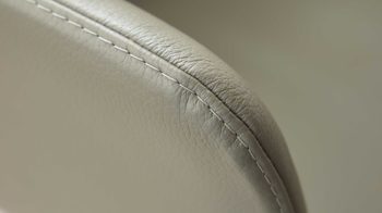 Polsterstuhl Interliving aus Leder in Grau Interliving Esszimmer Serie 5115 - Armlehn-Drehstuhl Vive Donna V39 lavafarbenes Leder & anthrazitfarbenes Metall