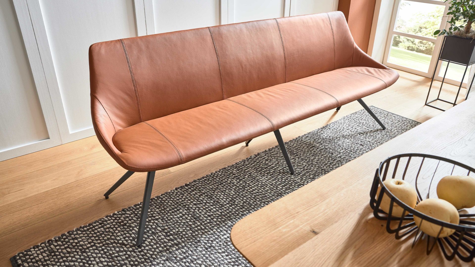 Polsterbank Interliving aus Leder in Hellbraun Interliving Esszimmer Serie 5115 - Polsterbank mit Lederbezug sattelfarbenes Leder LD2015 & anthrazitfarbenes Metall - Länge ca. 215 cm