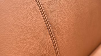 Polsterbank Interliving aus Leder in Hellbraun Interliving Esszimmer Serie 5115 - Polsterbank mit Lederbezug sattelfarbenes Leder LD2015 & anthrazitfarbenes Metall - Länge ca. 215 cm