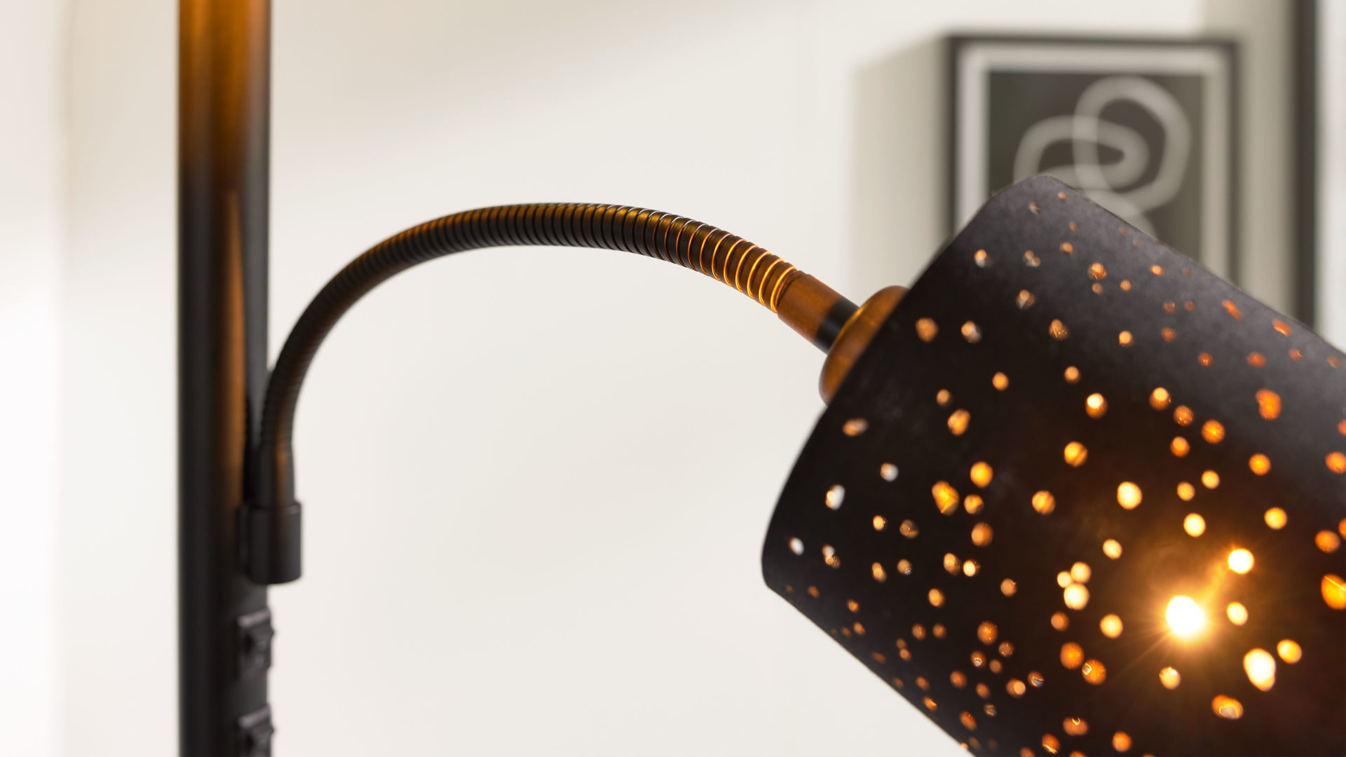 Stehleuchte Interliving aus Stoff in Schwarz Interliving Leuchten Serie 9343 - Stehleuchte Schwarz & Gold – Höhe ca. 175 cm