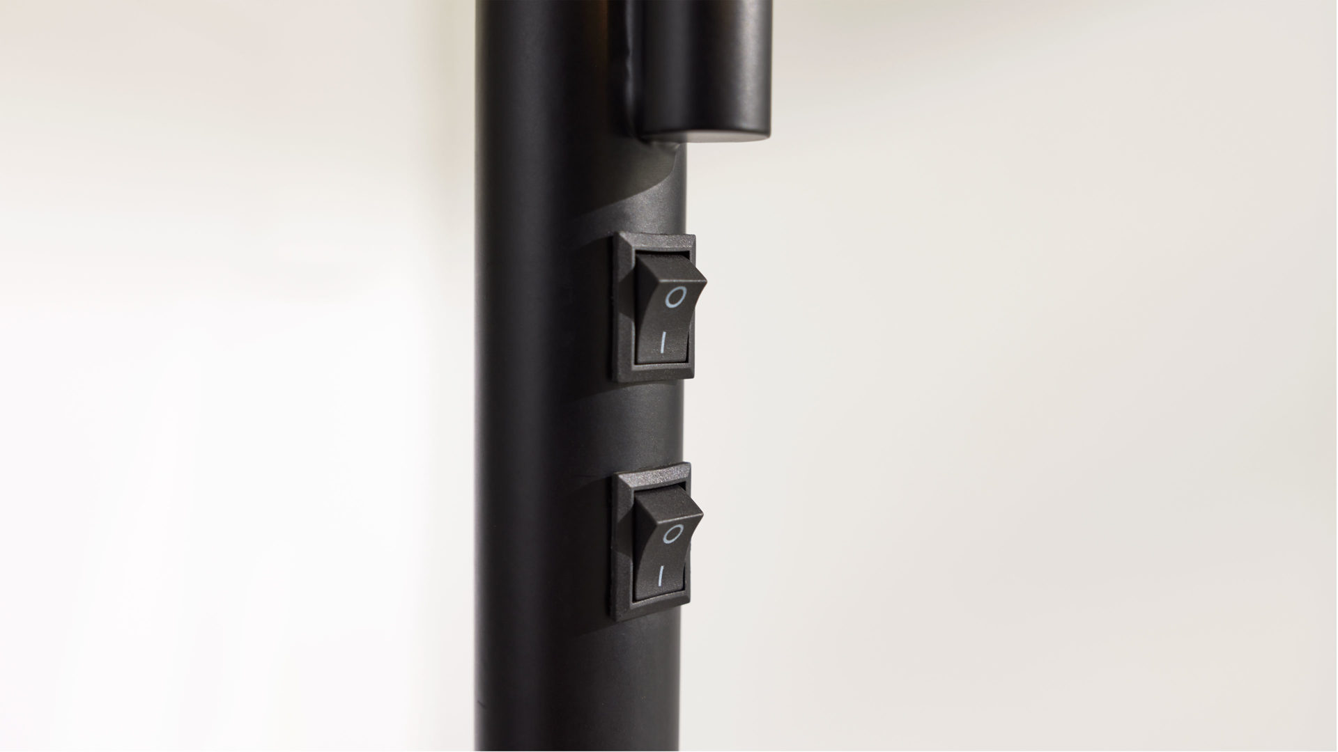 Stehleuchte Interliving aus Stoff in Schwarz Interliving Leuchten Serie 9343 - Stehleuchte Schwarz & Gold – Höhe ca. 175 cm