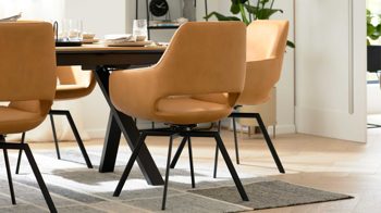 Polsterstuhl Interliving aus Kunstfaser in Orange Interliving Esszimmer Serie 5112 - Schalenstuhl V232 kurkumafarbene Mikrofaser Gavin A3 & anthrazitfarbenes Metall