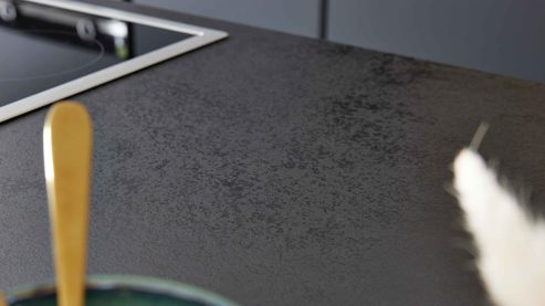 Einbauküche WERT KÜCHE® aus Holz in Holzfarben WERT KÜCHE® Mattea mit SIEMENS Einbaugeräten cognacbraune Eiche & Onyxschwarz - zweizeilig