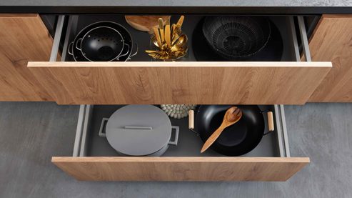 Einbauküche WERT KÜCHE® aus Holz in Holzfarben WERT KÜCHE® Mattea mit SIEMENS Einbaugeräten cognacbraune Eiche & Onyxschwarz - zweizeilig