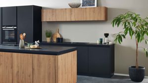 Einbauküche WERT KÜCHE® aus Holz in Holzfarben WERT KÜCHE® Mattea mit SIEMENS Einbaugeräten cognacbraune Eiche & Onyxschwarz - zweizeilig