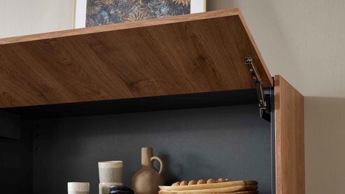 Einbauküche WERT KÜCHE® aus Holz in Holzfarben WERT KÜCHE® Mattea mit SIEMENS Einbaugeräten cognacbraune Eiche & Onyxschwarz - zweizeilig