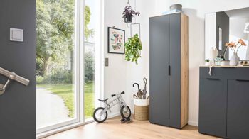 Garderobenschrank Interliving aus Holz in Anthrazit Interliving Garderobe Serie 6012 - Garderobenschrank anthrazitfarbener Mattlack & Asteiche - eine Tür, Breite ca. 60 cm