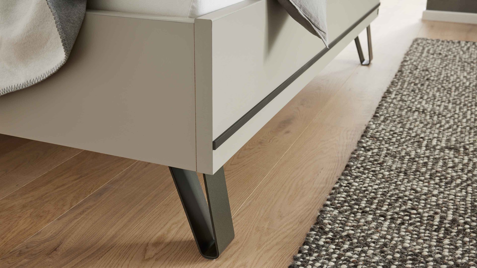 Komplettzimmer Interliving aus Holz in Hellgrau Interliving Schlafzimmer Serie 1032 – Komplettzimmer mit Wäschekommode Kieselgrau & Weiß - Liegefläche ca. 180 x 200 cm