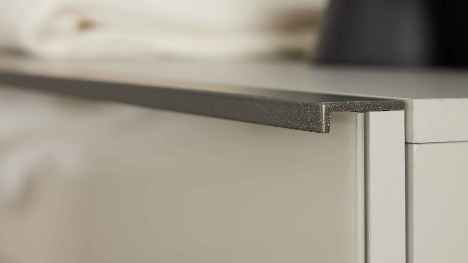 Komplettzimmer Interliving aus Holz in Hellgrau Interliving Schlafzimmer Serie 1032 – Komplettzimmer Kieselgrau & Weiß - vierteilig, Liegefläche ca. 180 x 200 cm
