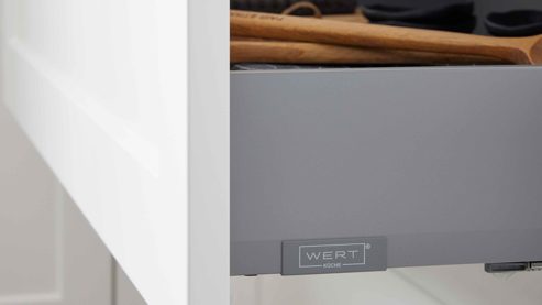 Einbauküche WERT KÜCHE® aus Holz in Weiß WERT KÜCHE® Vivien mit Constructa Einbaugeräten Satinweiß & Asteiche - Stellfläche ca. 457 x 300 cm