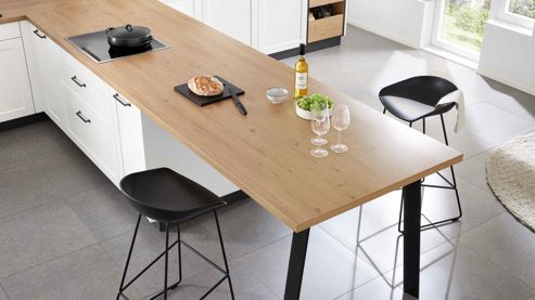 Einbauküche WERT KÜCHE® aus Holz in Weiß WERT KÜCHE® Vivien mit Constructa Einbaugeräten Satinweiß & Asteiche - Stellfläche ca. 457 x 300 cm