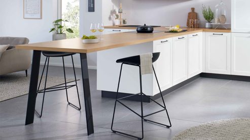 Einbauküche WERT KÜCHE® aus Holz in Weiß WERT KÜCHE® Vivien mit Constructa Einbaugeräten Satinweiß & Asteiche - Stellfläche ca. 457 x 300 cm