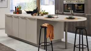 Einbauküche WERT KÜCHE® aus Holz in Grau WERT KÜCHE® Mattea mit privileg Einbaugeräten Kieselgrau & Nebraska Eiche - zweizeilig