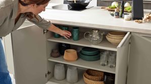 Einbauküche WERT KÜCHE® aus Holz in Grau WERT KÜCHE® Mattea mit Einbaugeräten und großer Kücheninsel Kieselgrau & Nebraska Eiche - zweiteilig