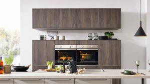 Einbauküche WERT KÜCHE® aus Holz in Grau WERT KÜCHE® Mattea mit privileg Einbaugeräten Kieselgrau & Nebraska Eiche - zweizeilig