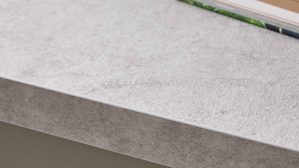 Einbauküche WERT KÜCHE® aus Holz in Grau WERT KÜCHE® Linda mit AEG Einbaugeräten Kieselgrau & Eiche Rillenoptik - Stellfläche ca. 285 x 365 cm